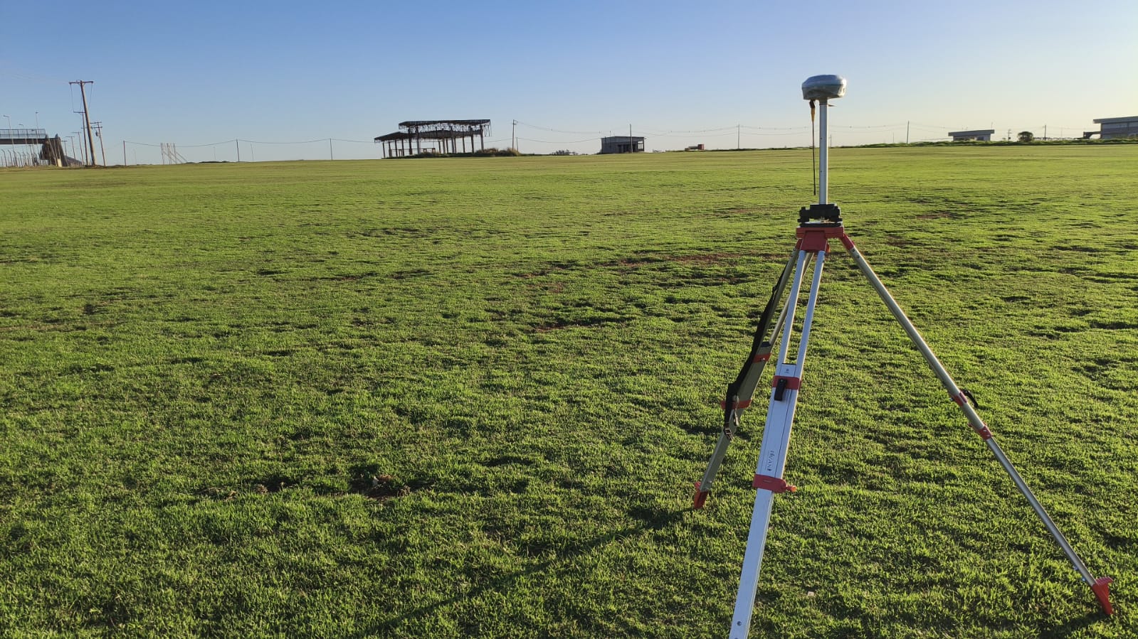 Receptor GNSS instalado em uma área aberta para georreferenciamento
