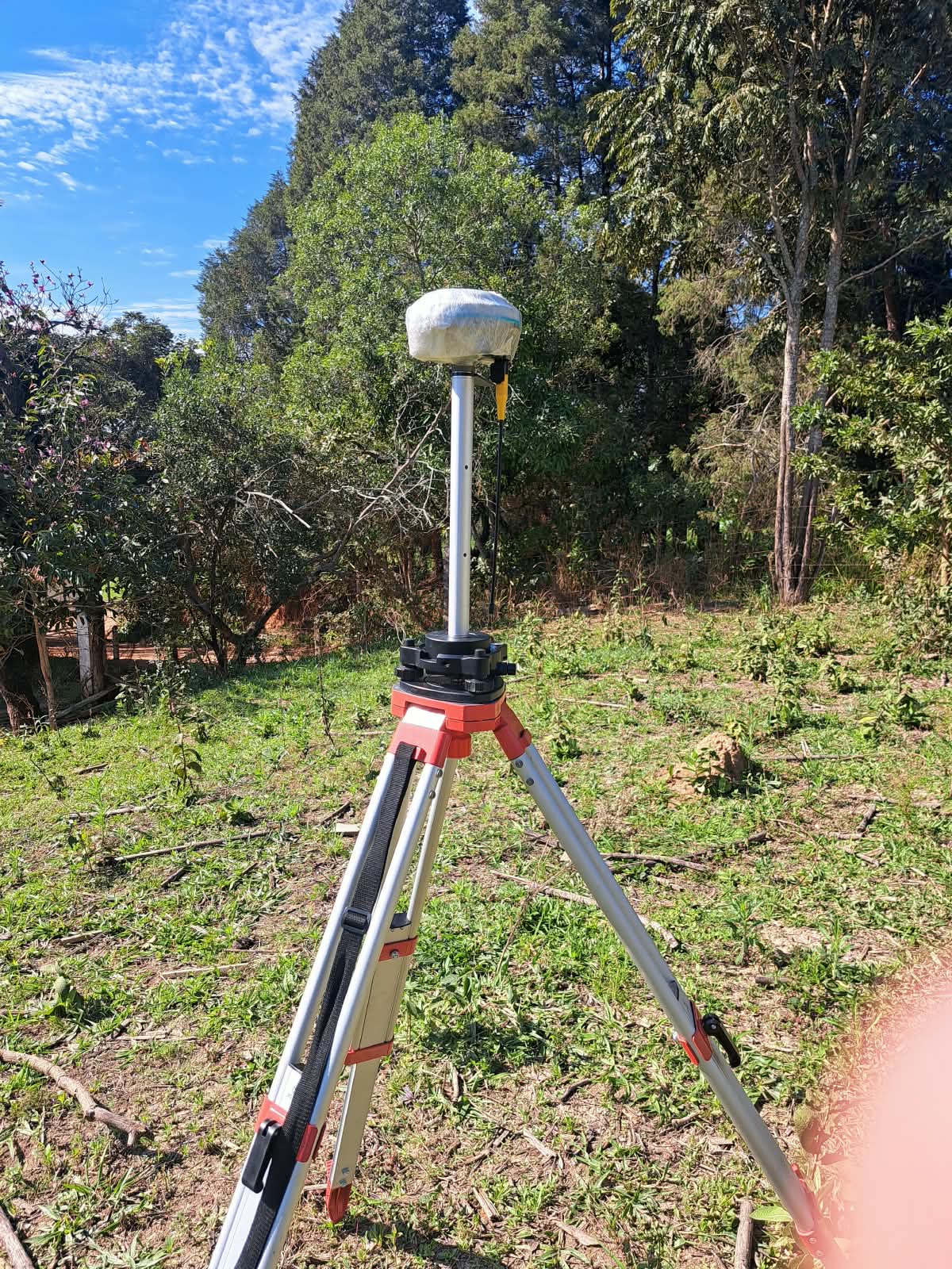 Receptor GNSS em levantamento realizado em área verde