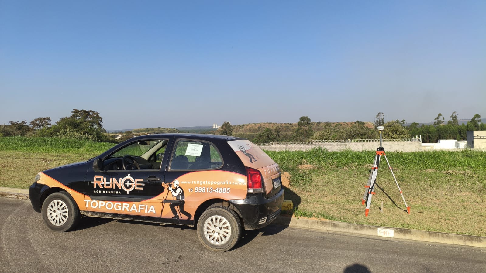 Veículo da Runge e equipamento topográfico em área de trabalho